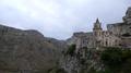 Église Santa Lucia alle Malve, suspendue au bord du ravin de Matera Église Santa Lucia alle Malve, suspendue au bord du ravin de Matera