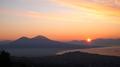 Lever de soleil sur la baie de Naples et le Vésuve, vu depuis le monastère des Camaldules Lever de soleil sur la baie de Naples et le Vésuve, vu depuis le monastère des Camaldules