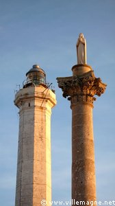 Le phare de Santa Maria di Leuca et la colonne qui marque le lieu où, selon la tradition, saint Pierre aurait prêché pour la première fois en Italie après son débarquement à Leuca en provenance de Terre sainte