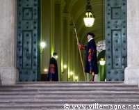 Une entrée du Vatican Une entrée du Vatican