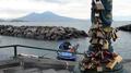 Port de Naples - Au fond, le Vésuve