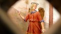 L’ange - Averti en songe une seconde fois par l’ange de Dieu, saint Joseph s’enfuit en Égypte avec l’Enfant-Jésus et sa mère pour échapper aux persécutions d’Hérode
