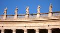 Statues couronnant la colonnade du Bernin sur la place Saint-Pierre de Rome Statues couronnant la colonnade du Bernin sur la place Saint-Pierre de Rome