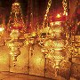 Lampes sur le lieu traditionnel de la naissance de Jésus, dans la grotte de la Nativité à Bethléem