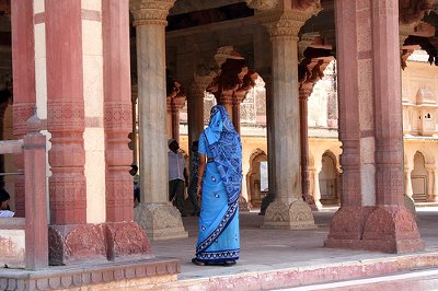 Femme en sari dans lea cour d’un palais indien