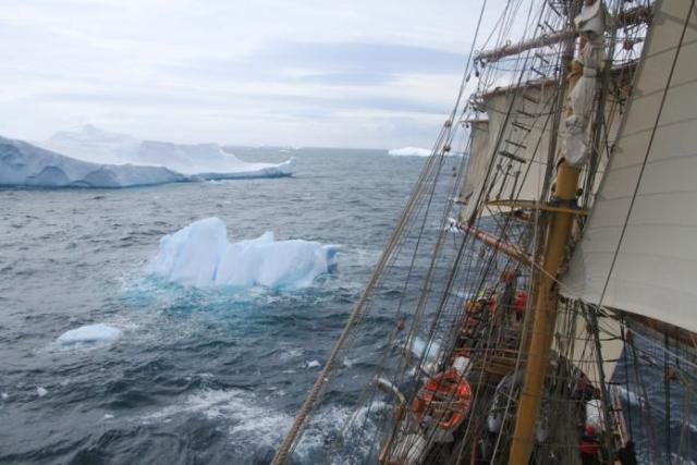Le trois-mâts barque 'Europa' en Antarctique - Navigation au milieu des icebergs