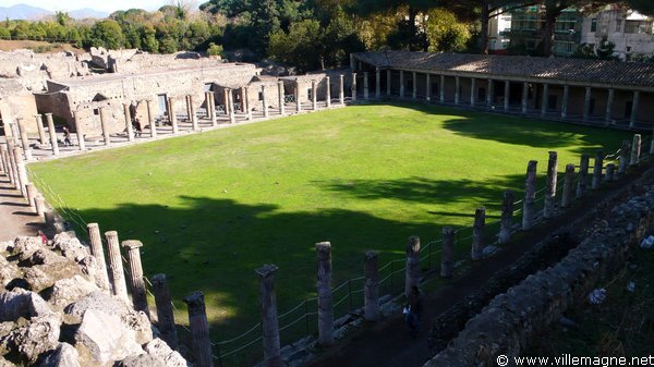 La caserne des gladiateurs à Pompéi, derrière le grand théâtre